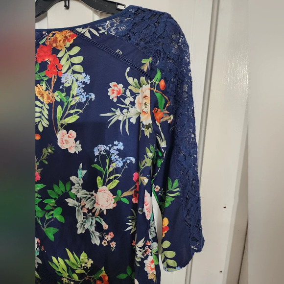 👸👕 #022 Express 3/4 sleeved printed top in size Small - Picture 9 of 12